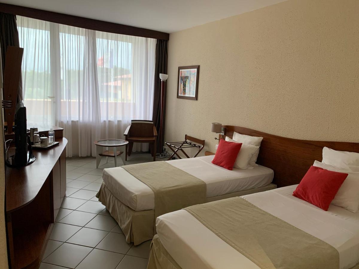Hotel Des Roches Куру Екстериор снимка