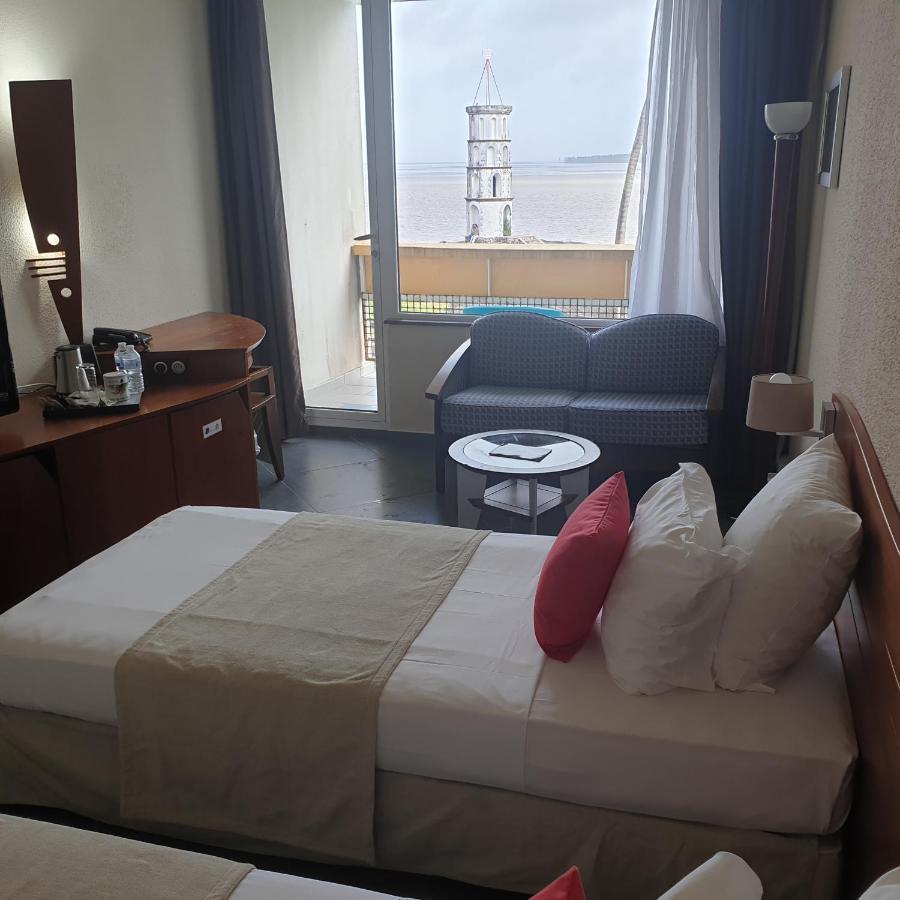Hotel Des Roches Куру Екстериор снимка